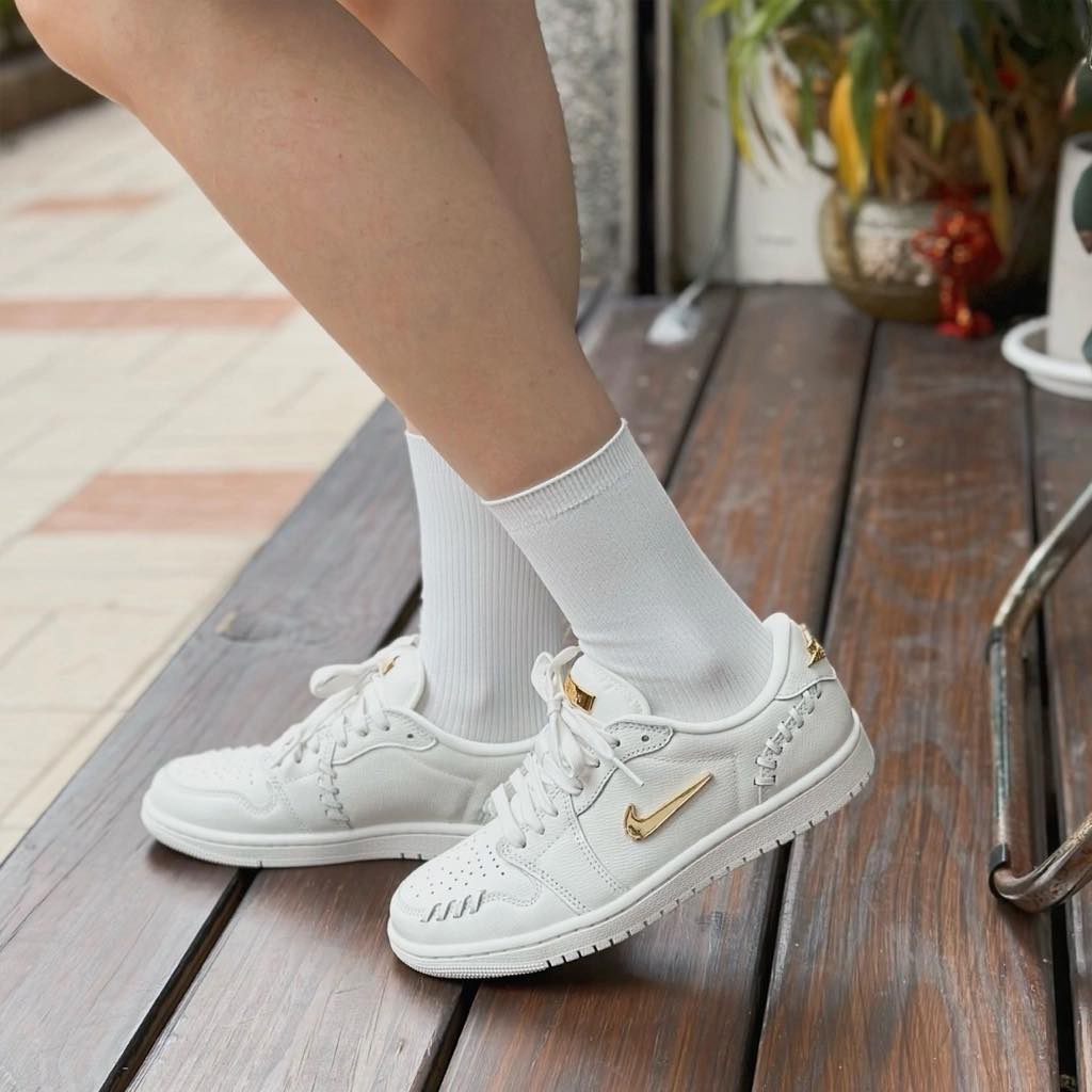 Giày Nike nữ Air Jordan 1 Low Method of Make Womens Shoes Sail Metallic Gold FN5032-100 3