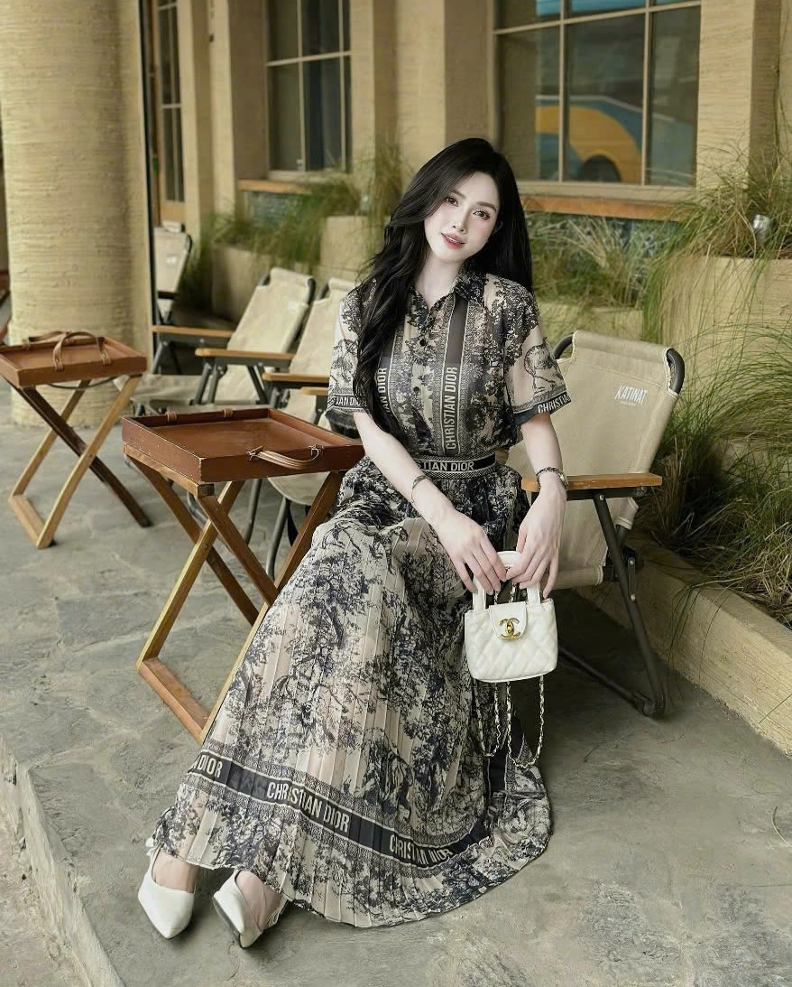 Set áo sơ mi váy dài xếp ly Dior 1