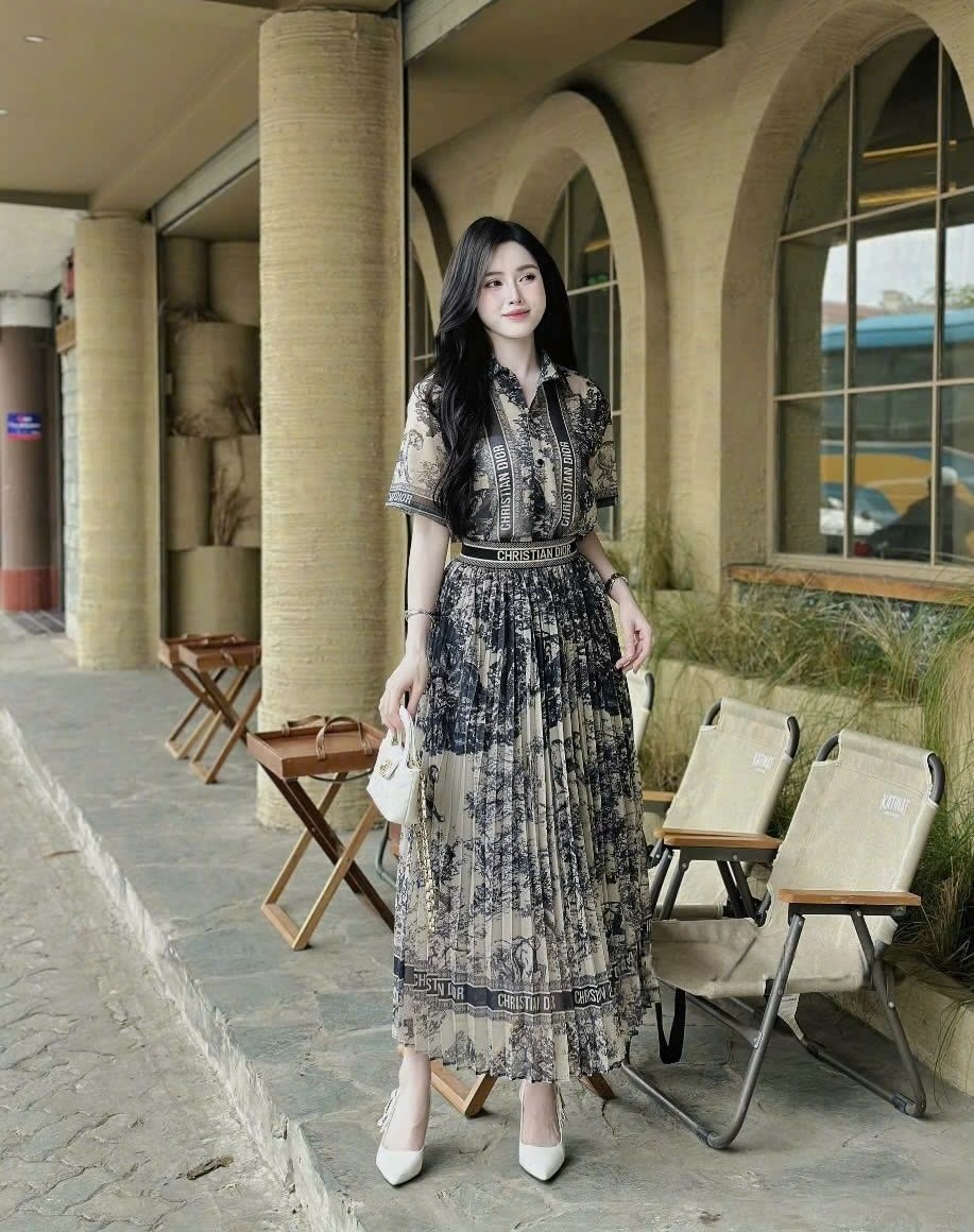 Set áo sơ mi váy dài xếp ly Dior 2