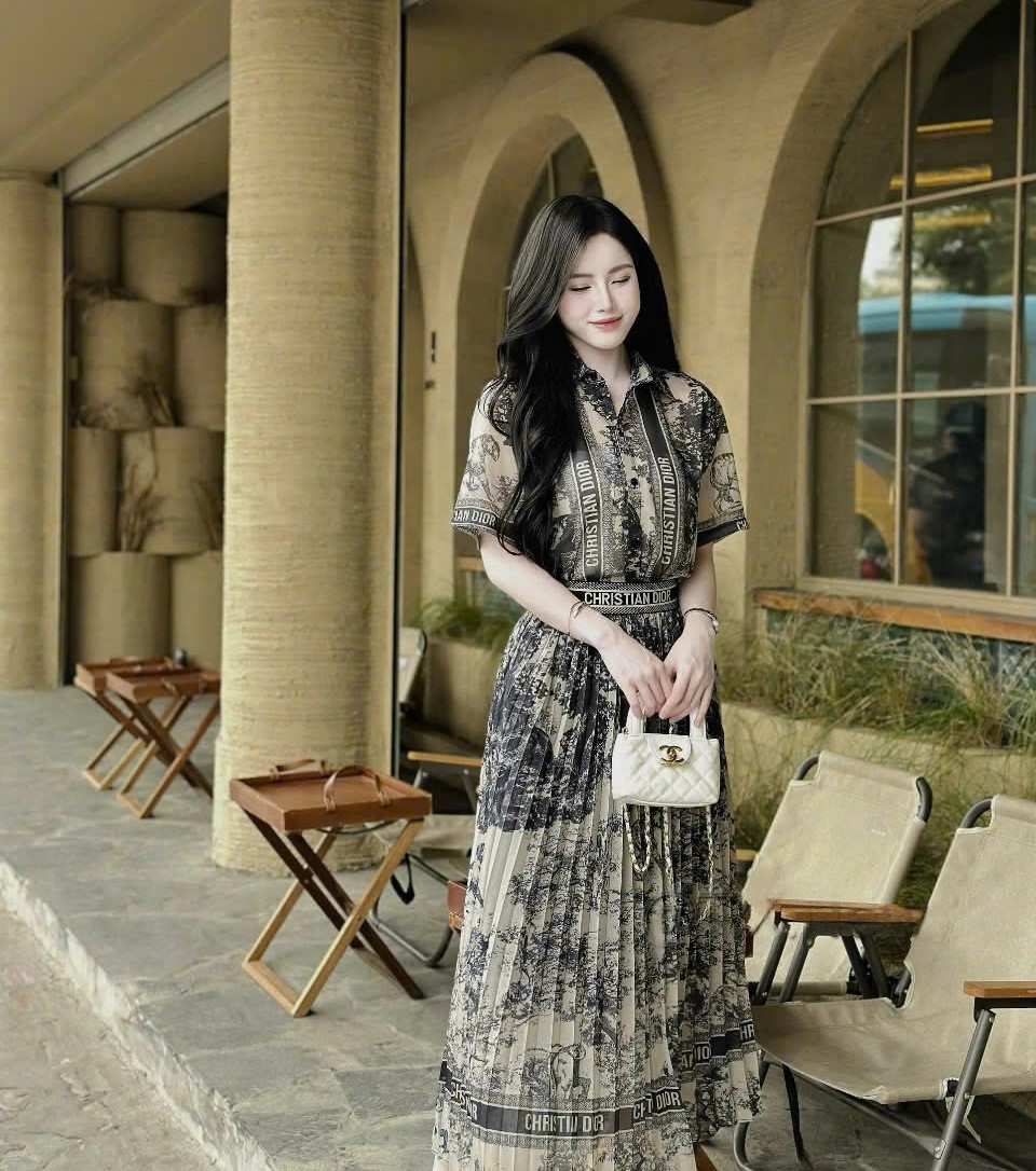 Set áo sơ mi váy dài xếp ly Dior 3