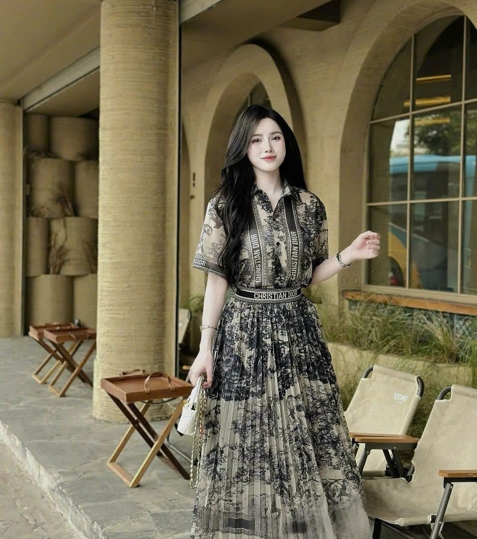 Set áo sơ mi váy dài xếp ly Dior 5