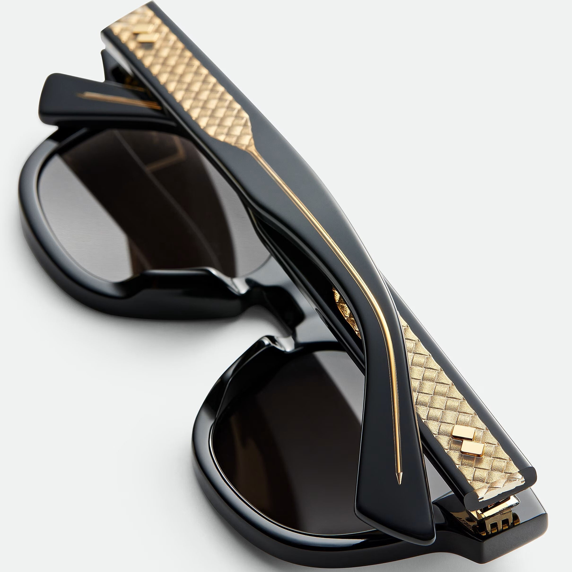 Mắt kính Bottega Veneta Intrecciato Panthos Sunglasses Black BV1441S 14