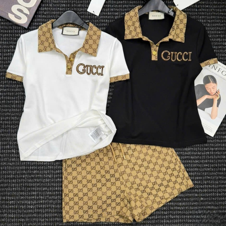 Set áo thun trắng đen cổ polo quần short lưng thun nâu vàng Gucci 1