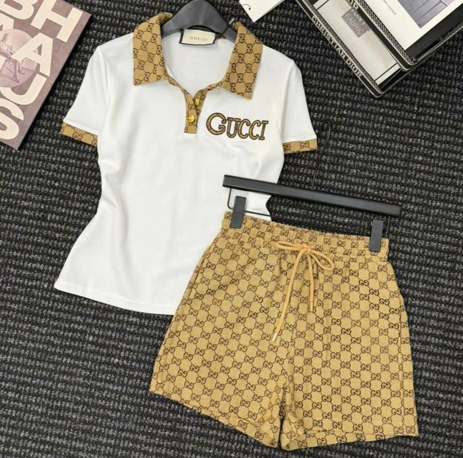 Set áo thun trắng đen cổ polo quần short lưng thun nâu vàng Gucci 2