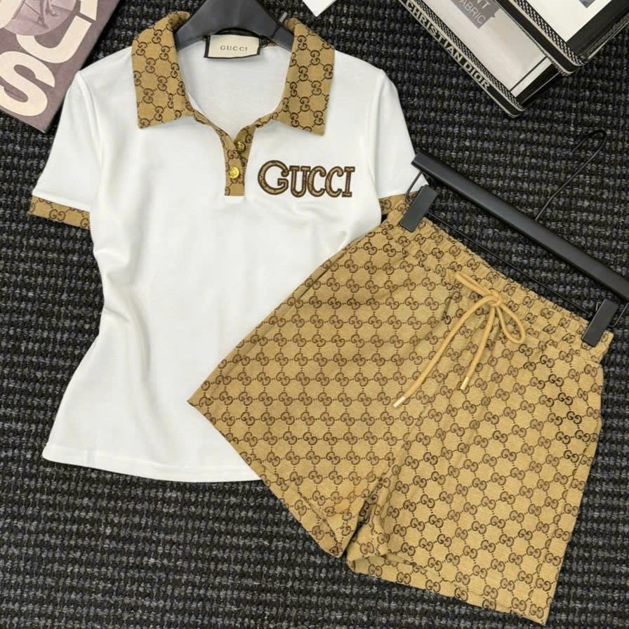 Set áo thun trắng đen cổ polo quần short lưng thun nâu vàng Gucci 3