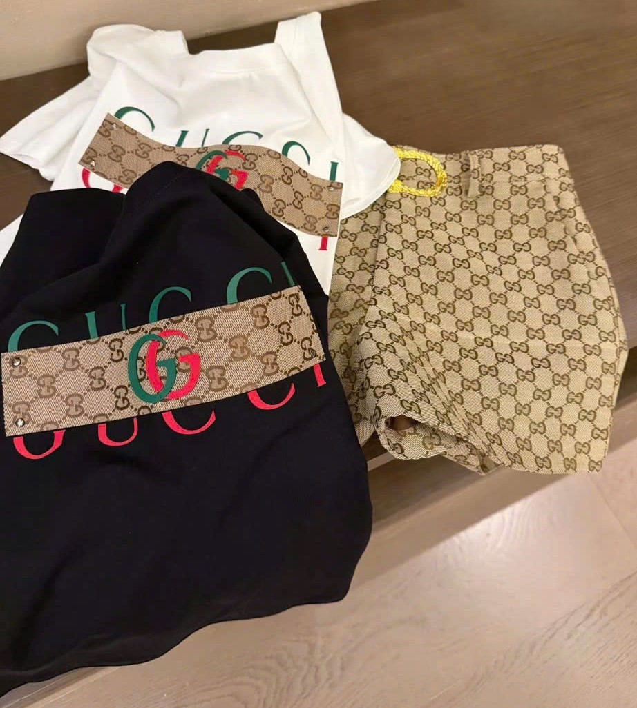 Set áo thun trắng đen quần short nữ nâu vàng họa tiết hãng Gucci 1
