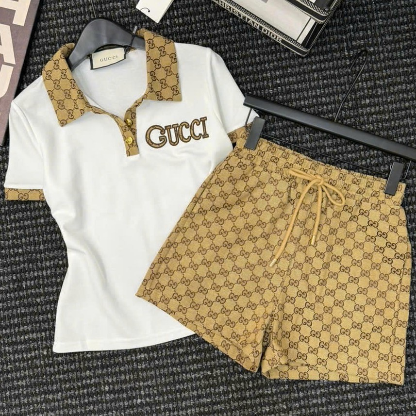 Set áo thun trắng đen cổ polo quần short lưng thun nâu vàng Gucci 9