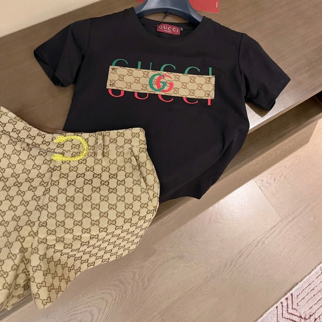 Set áo thun trắng đen quần short nữ nâu vàng họa tiết hãng Gucci 3