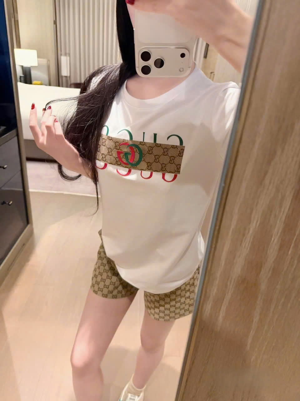 Set áo thun trắng đen quần short nữ nâu vàng họa tiết hãng Gucci 4
