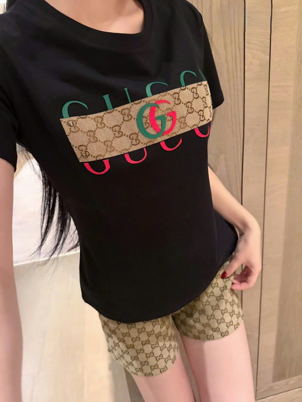 Set áo thun trắng đen quần short nữ nâu vàng họa tiết hãng Gucci 2