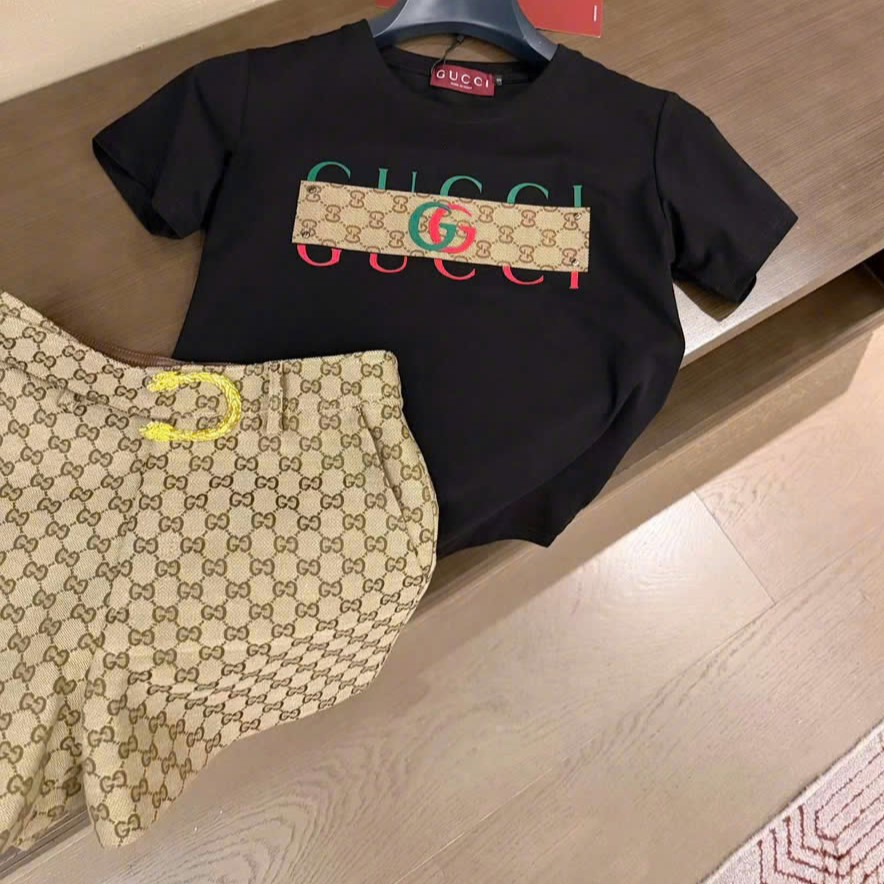 Set áo thun trắng đen quần short nữ nâu vàng họa tiết hãng Gucci 5