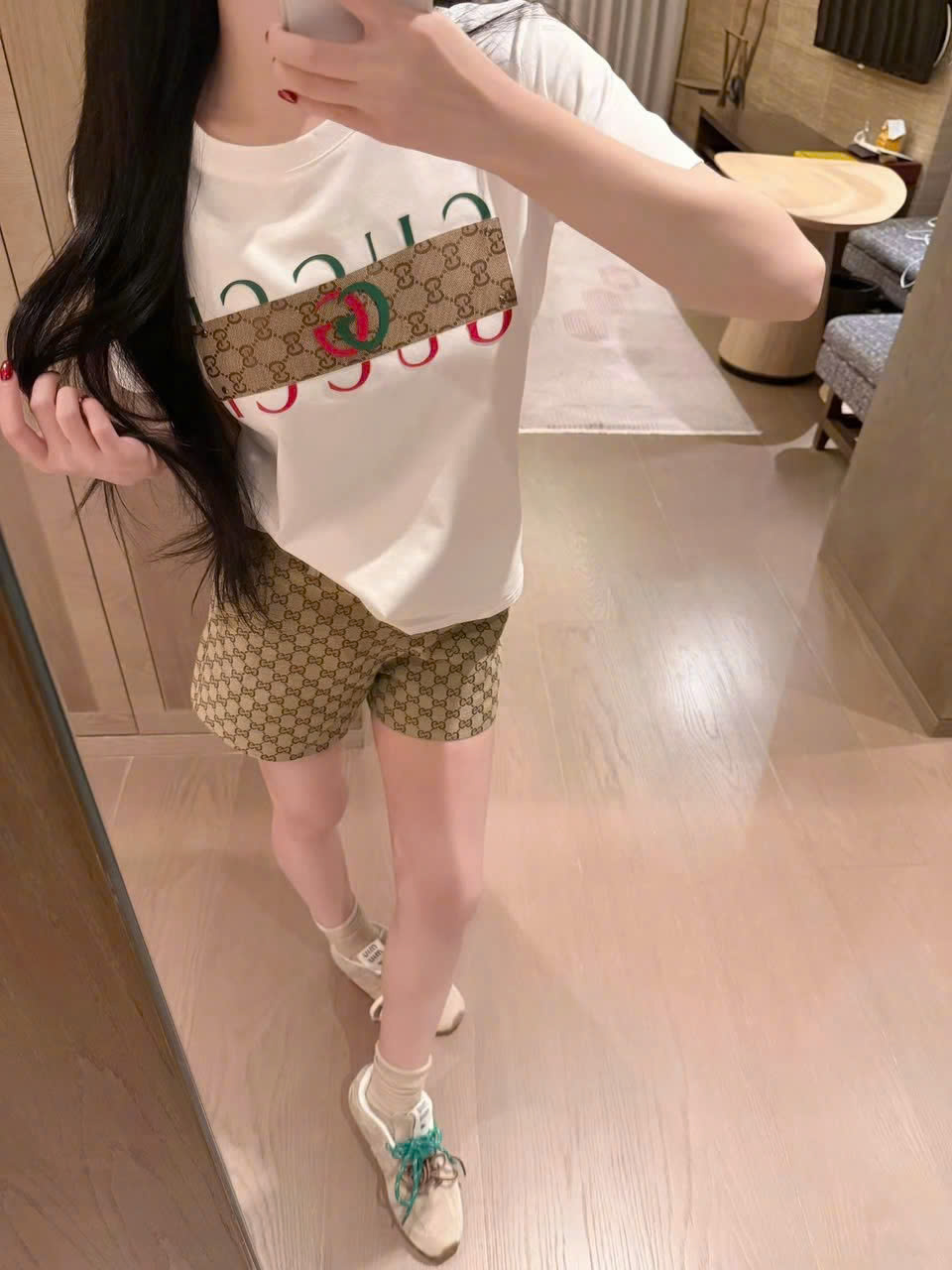 Set áo thun trắng đen quần short nữ nâu vàng họa tiết hãng Gucci 7