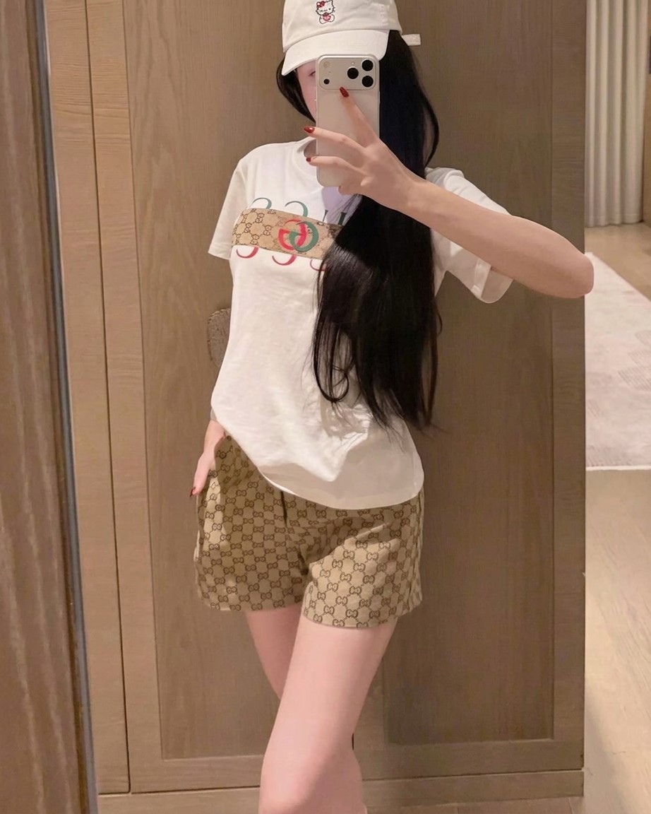 Set áo thun trắng đen quần short nữ nâu vàng họa tiết hãng Gucci 6