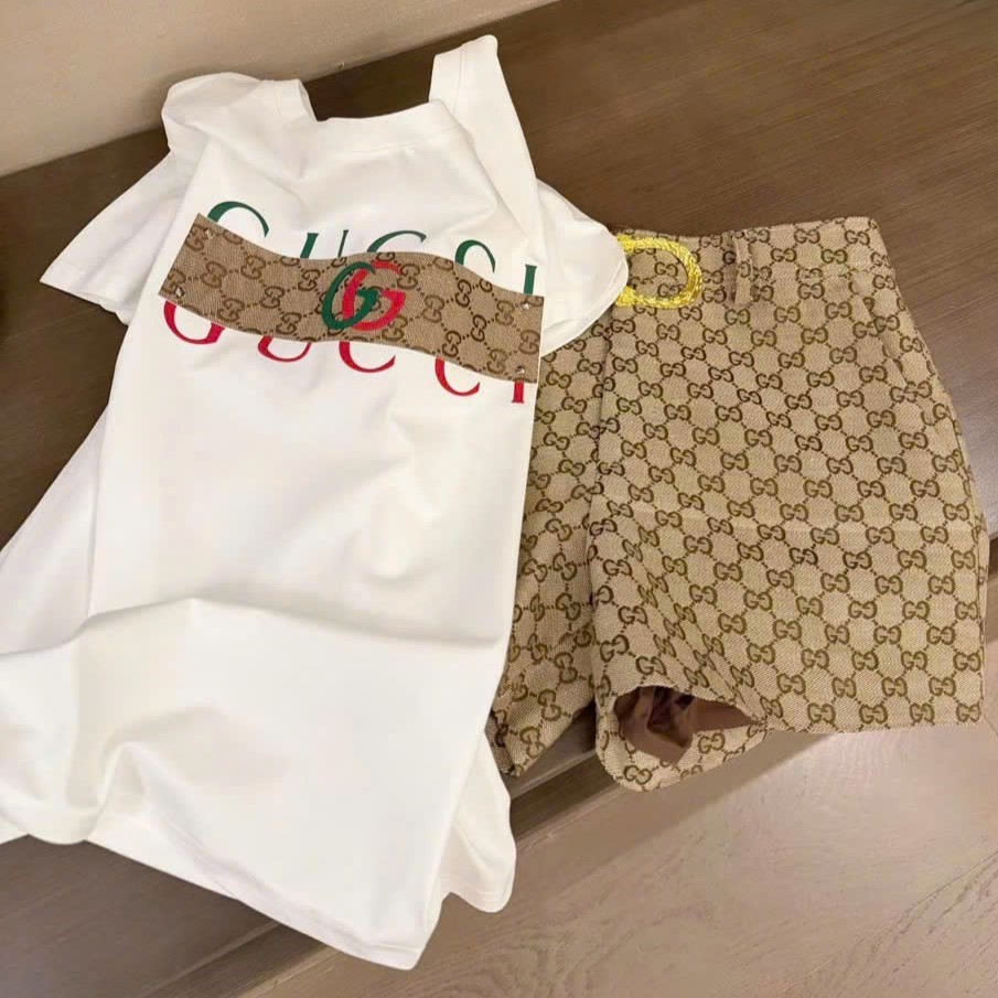 Set áo thun trắng đen quần short nữ nâu vàng họa tiết hãng Gucci 8