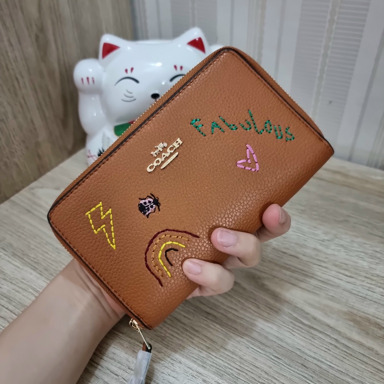 VÍ DÀI BROWN COACH MEDIUM ID ZIP WALLET WITH DIARY EMBROIDERY 1