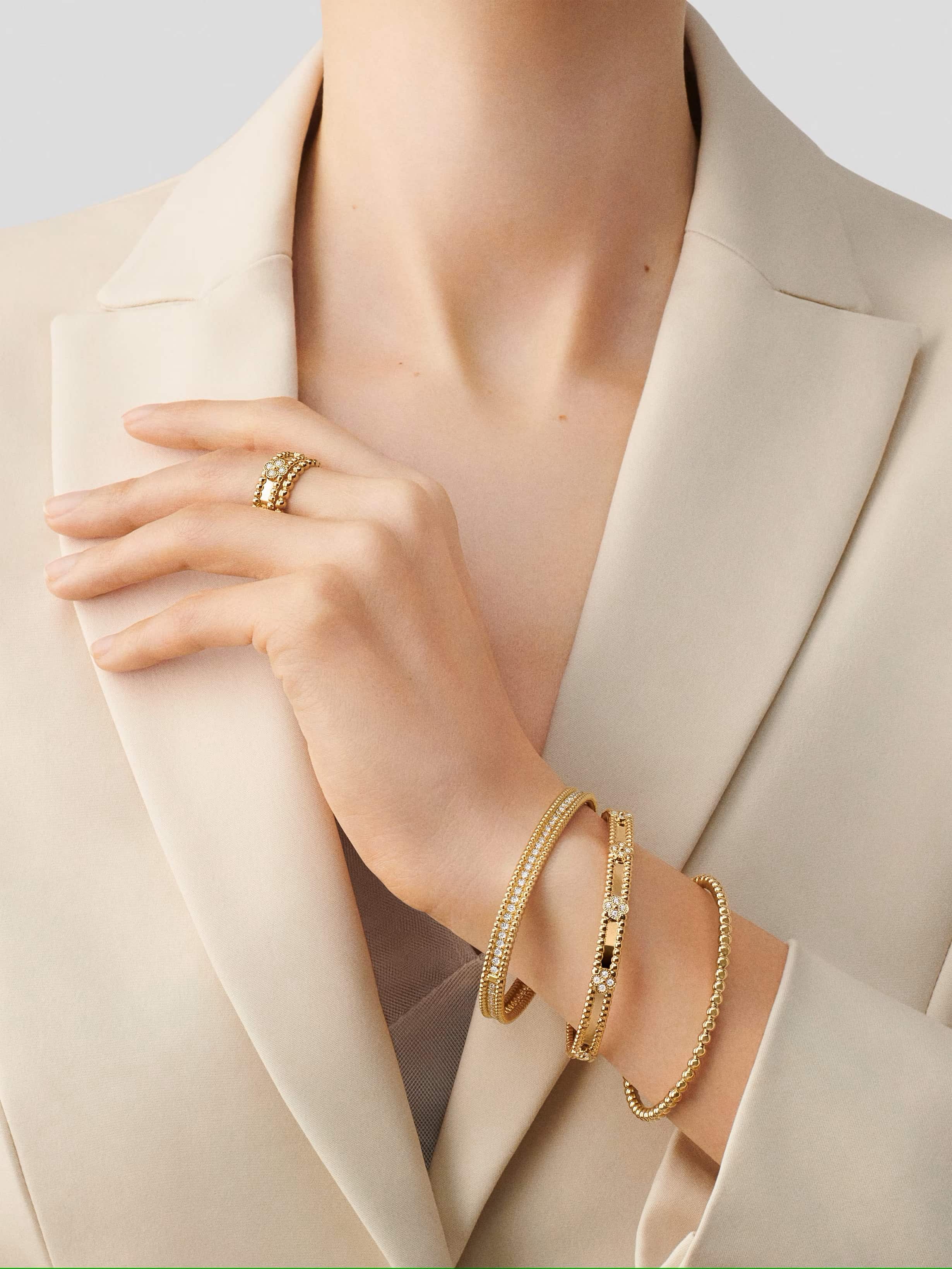 Lắc tay Van Cleef & Arpels Perlée Sweet Clovers Bracelet Yellow Gold Diamond VCARPJN000 4