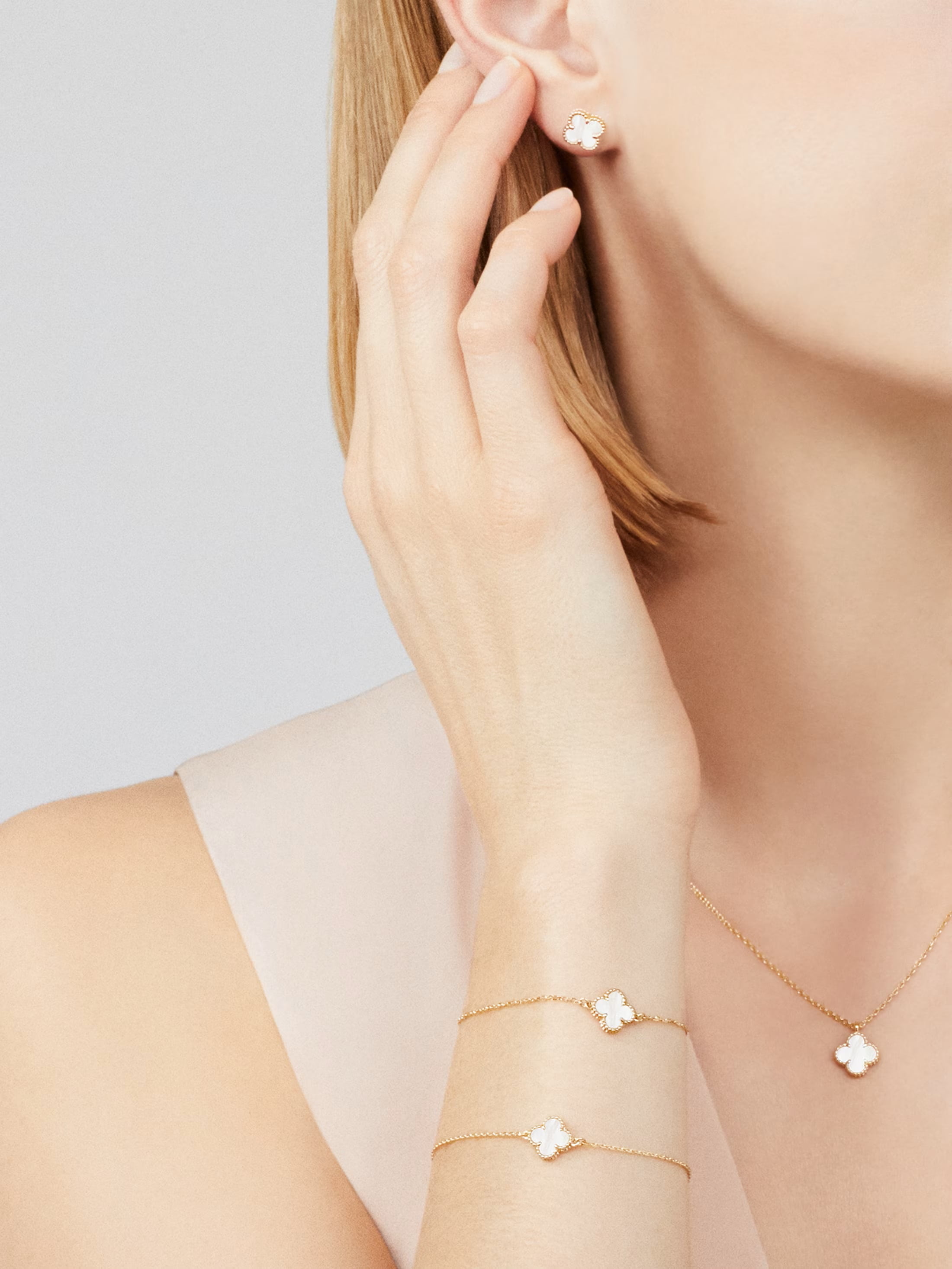 Lắc tay cỏ 4 lá Van Cleef Arpels Sweet Alhambra Yellow Gold White Mother Of Pearl VCARF68800 2