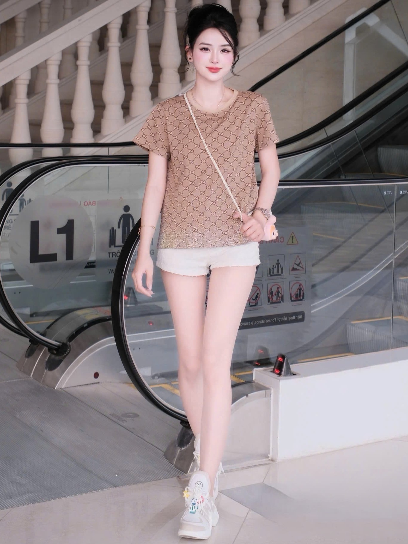 Áo thun nâu tay ngắn nữ họa tiết hãng Gucci 3