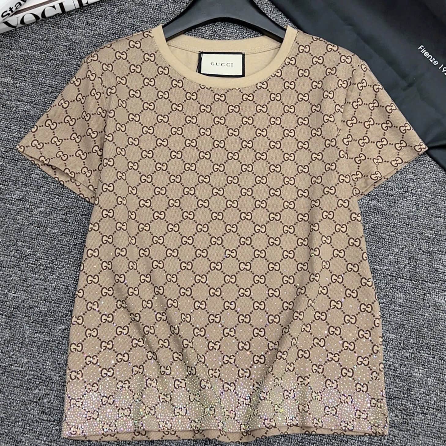 Áo thun nâu tay ngắn nữ họa tiết hãng Gucci 2