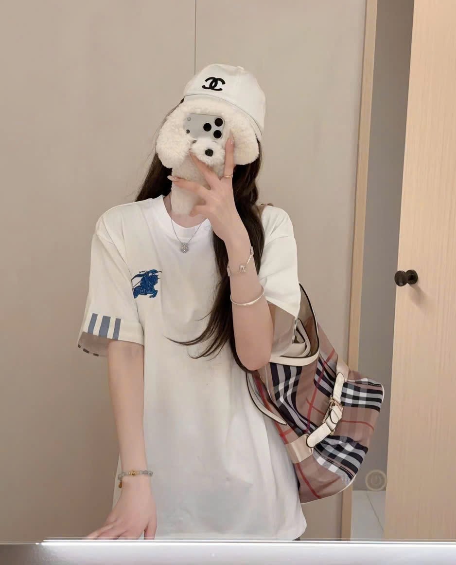 Áo thun trắng và đen nữ Burberry 4