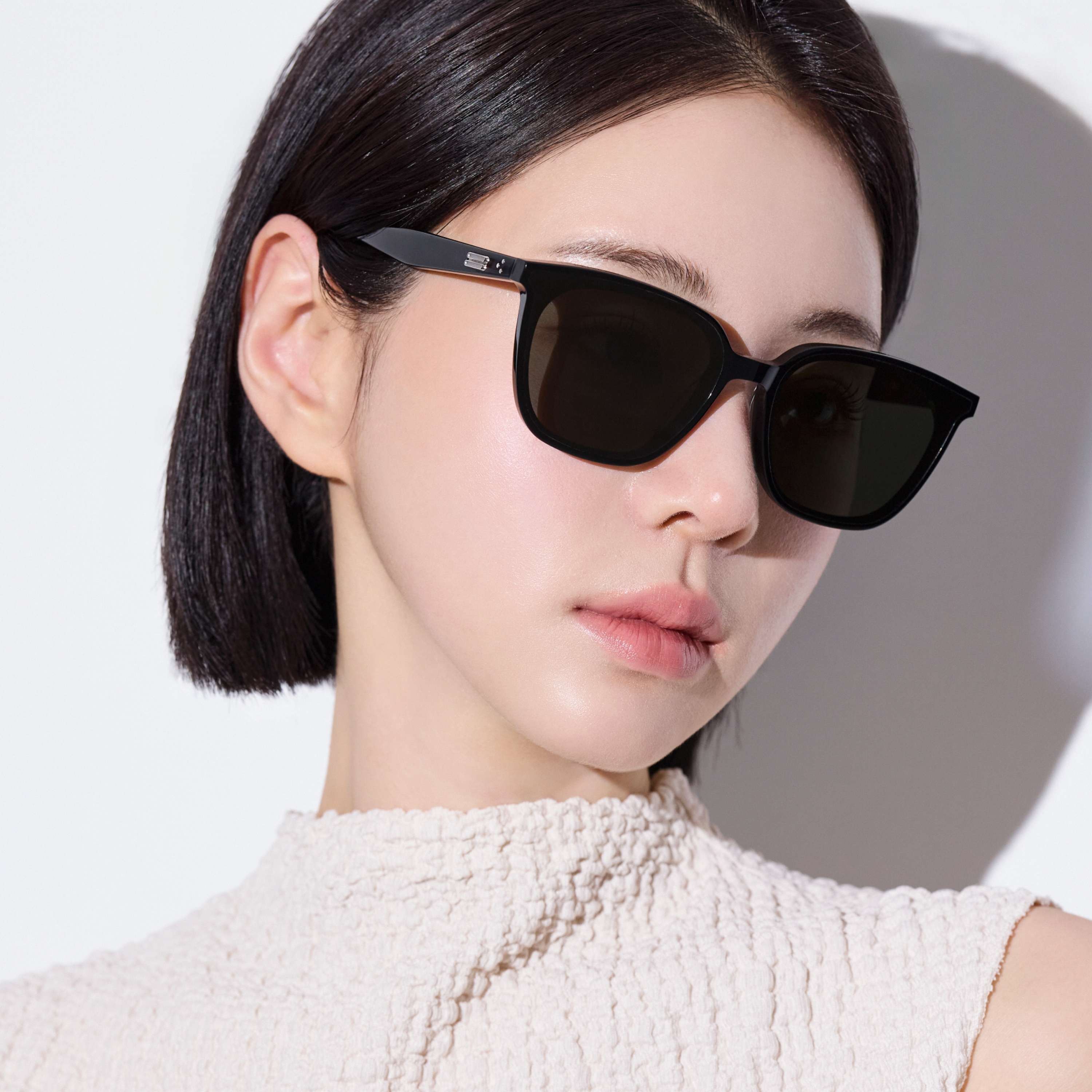 Kính mát Gentle Monster Alma 01 Black Acetate Frame Black Lenses 2
