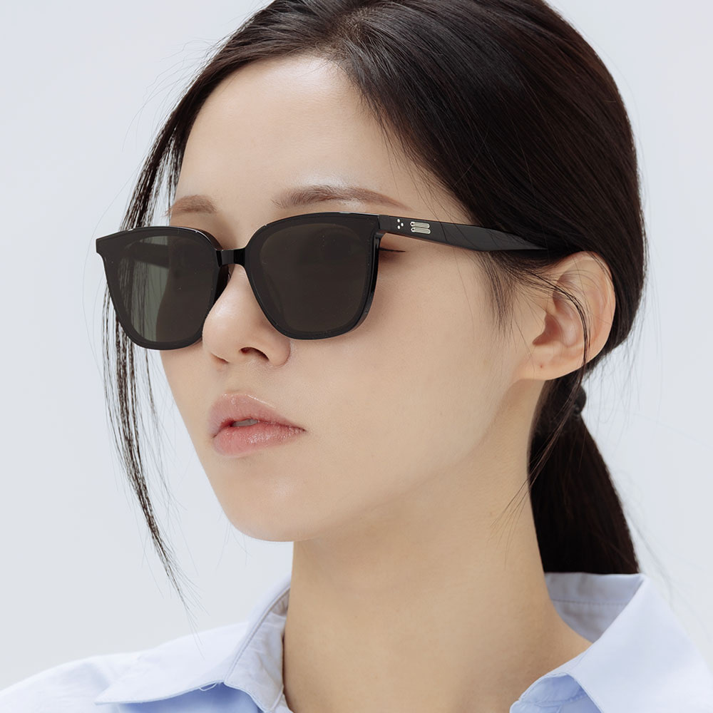 Kính mát Gentle Monster Alma 01 Black Acetate Frame Black Lenses 9