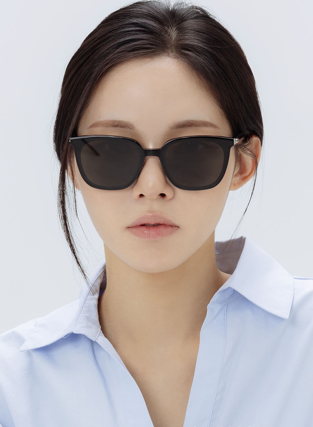 Kính mát Gentle Monster Alma 01 Black Acetate Frame Black Lenses 12