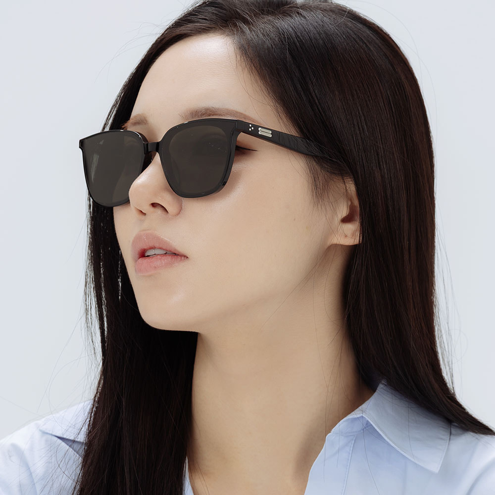 Kính mát Gentle Monster Alma 01 Black Acetate Frame Black Lenses 16