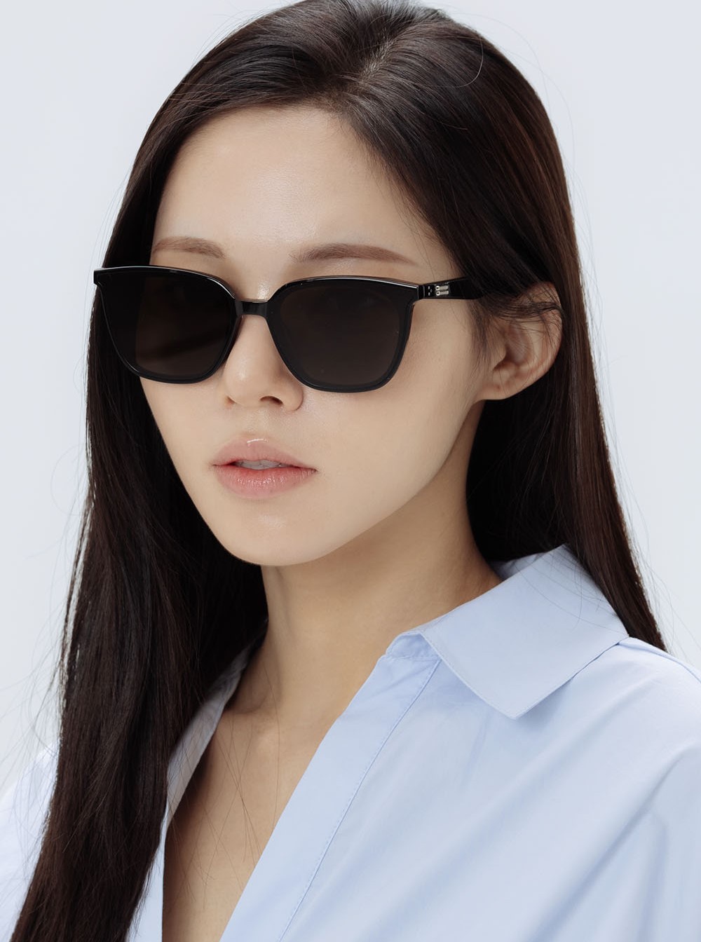 Kính mát Gentle Monster Alma 01 Black Acetate Frame Black Lenses 17