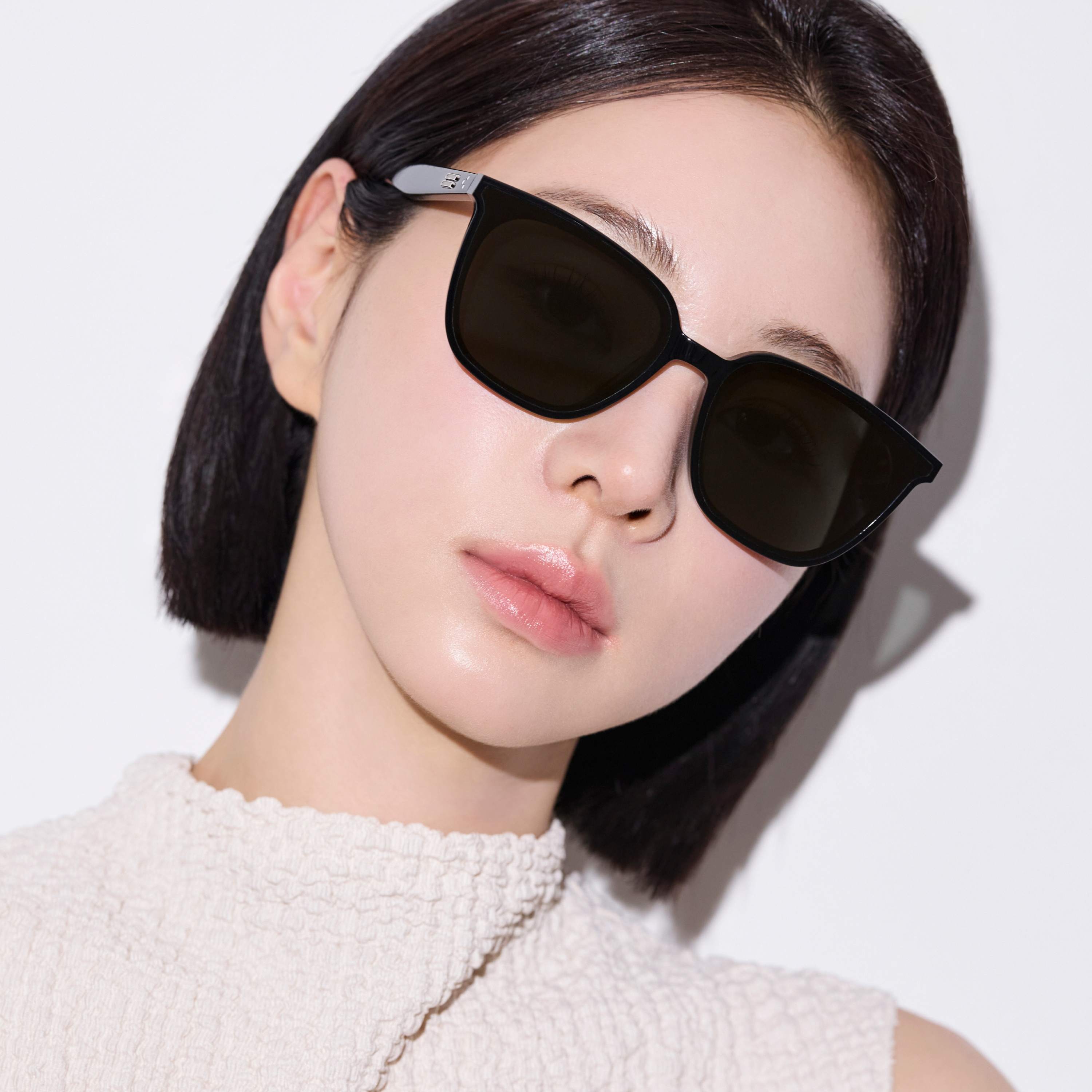 Kính mát Gentle Monster Alma 01 Black Acetate Frame Black Lenses 20