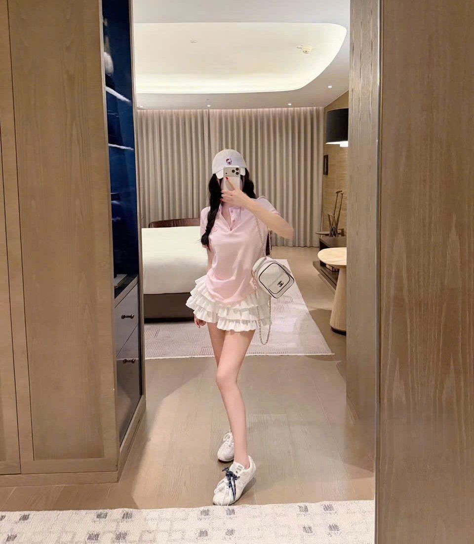 Áo thun nữ cổ polo màu hồng Chanel 6
