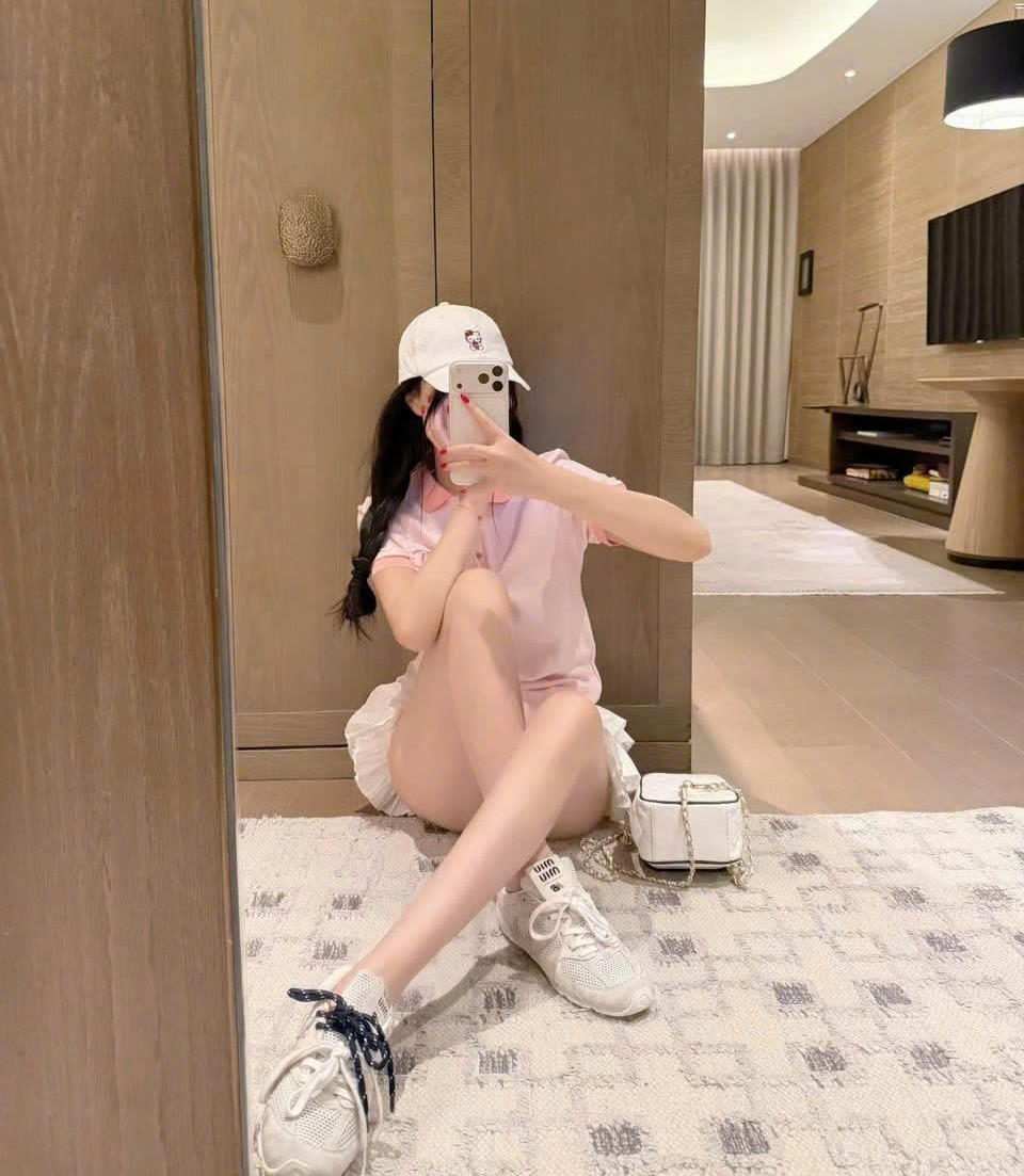 Áo thun nữ cổ polo màu hồng Chanel 1