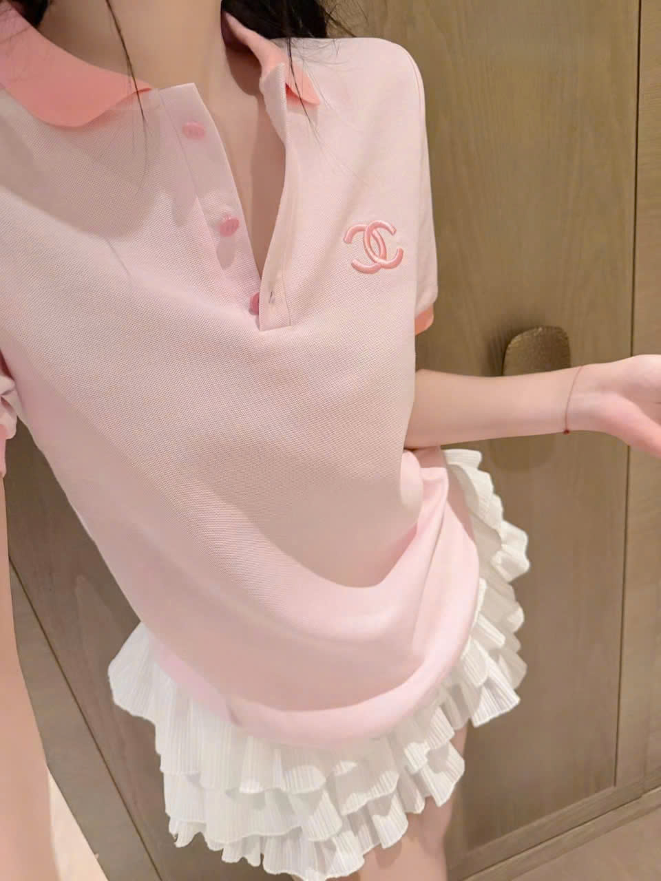 Áo thun nữ cổ polo màu hồng Chanel 3