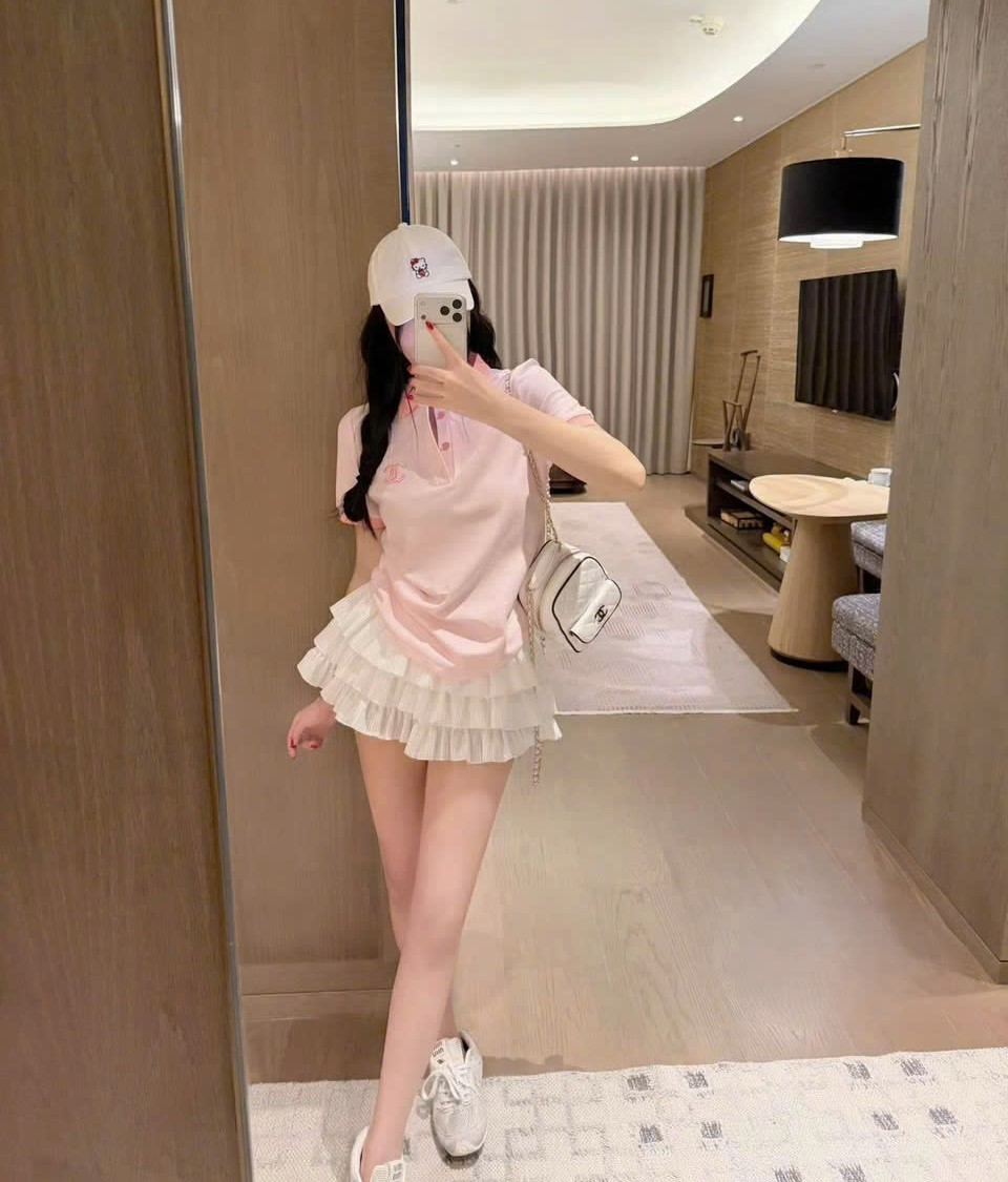 Áo thun nữ cổ polo màu hồng Chanel 5