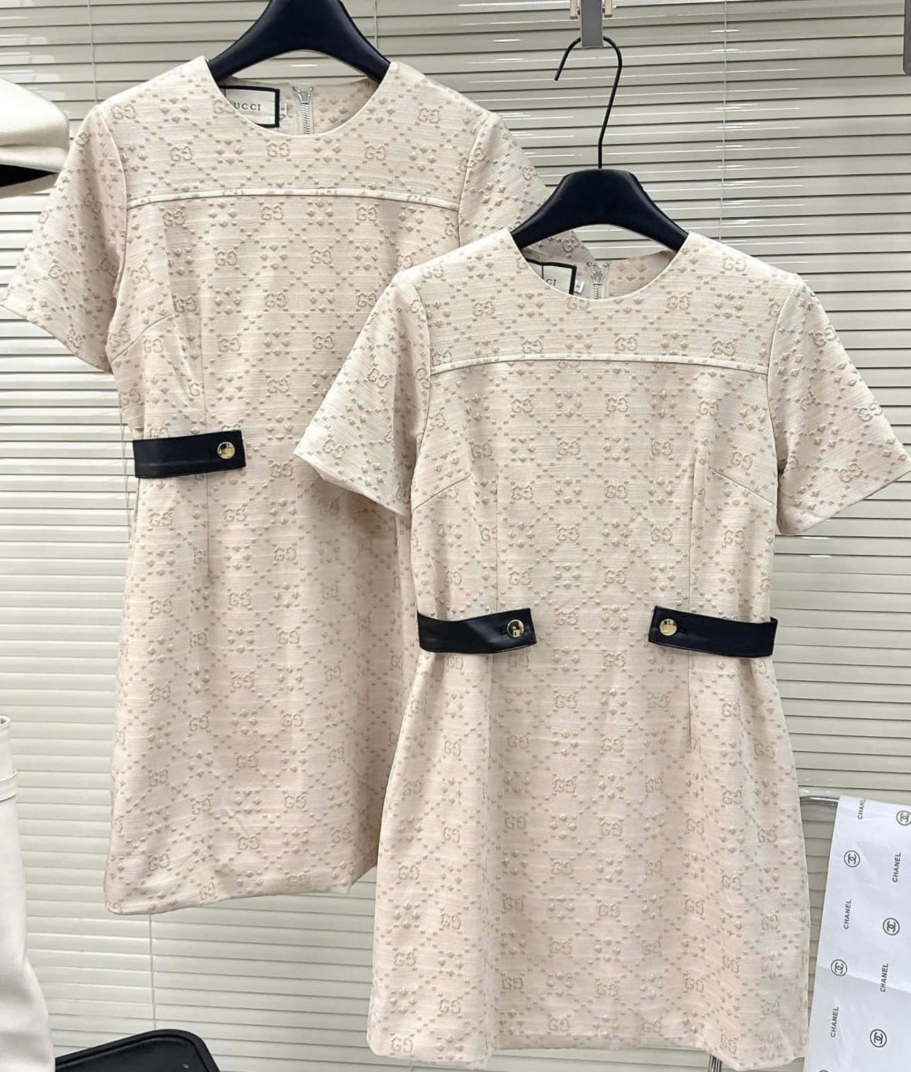 Áo đầm Gucci màu kem phối đen thắt lưng dáng công sở 1