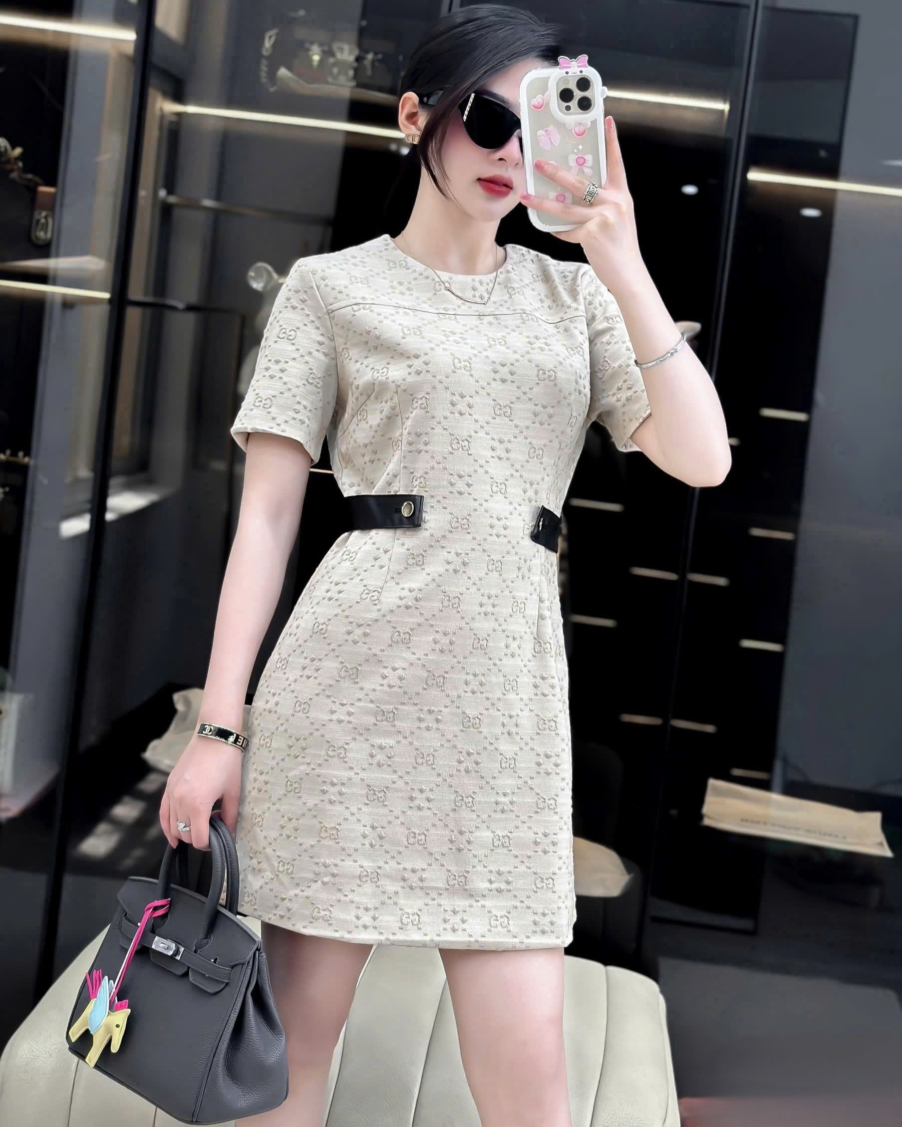 Áo đầm Gucci màu kem phối đen thắt lưng dáng công sở 2