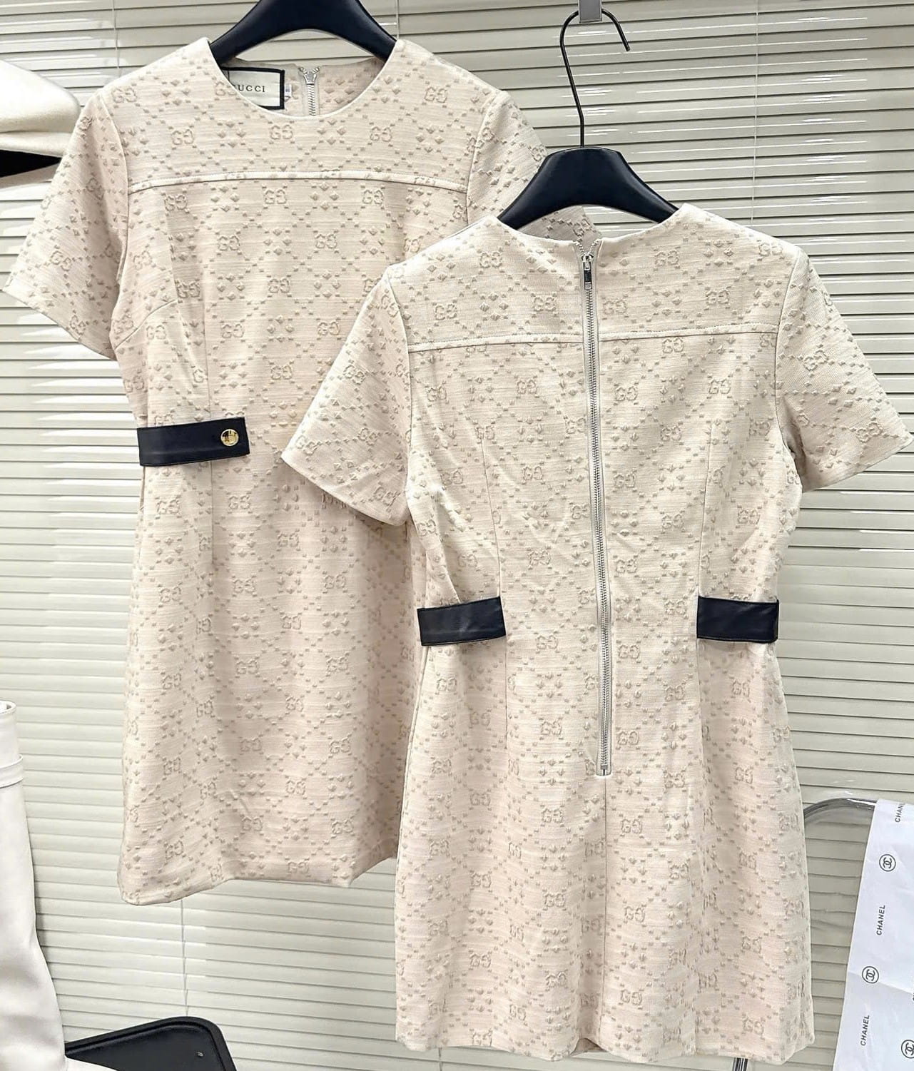 Áo đầm Gucci màu kem phối đen thắt lưng dáng công sở 3