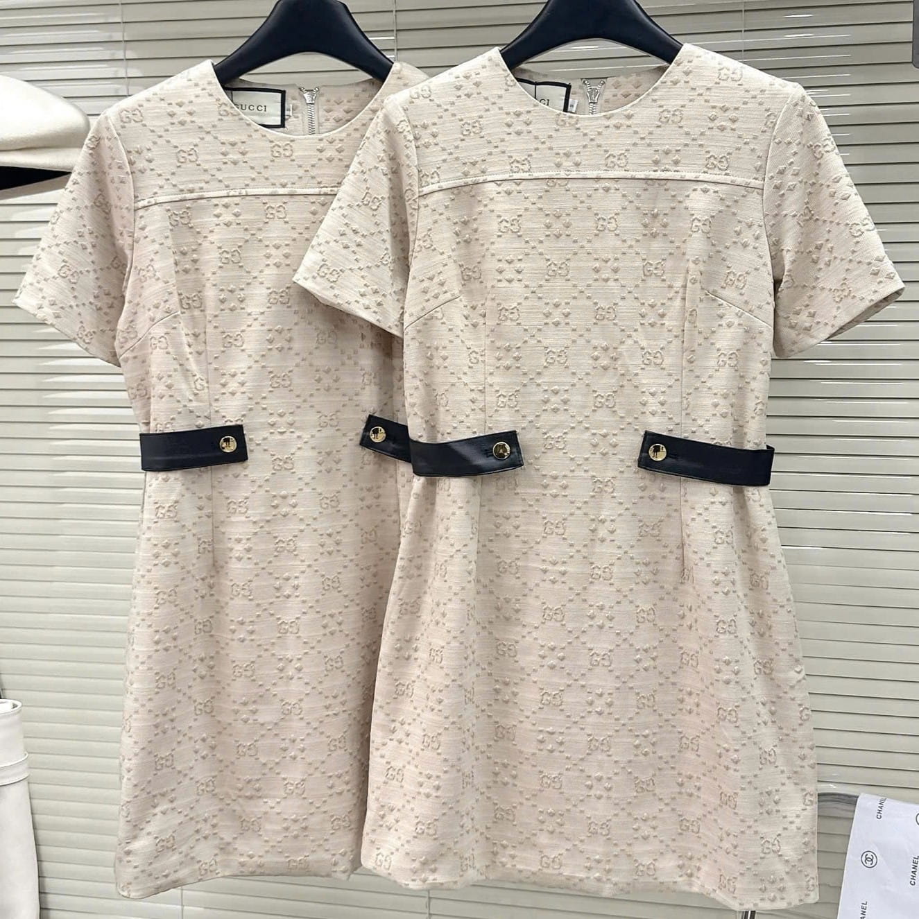 Áo đầm Gucci màu kem phối đen thắt lưng dáng công sở 5