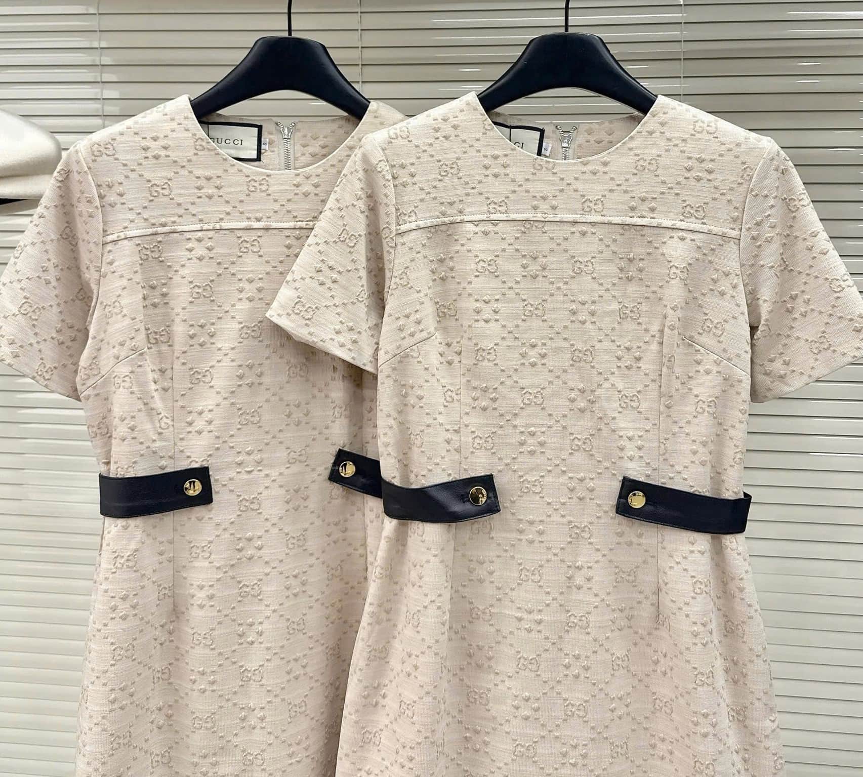 Áo đầm Gucci màu kem phối đen thắt lưng dáng công sở 6