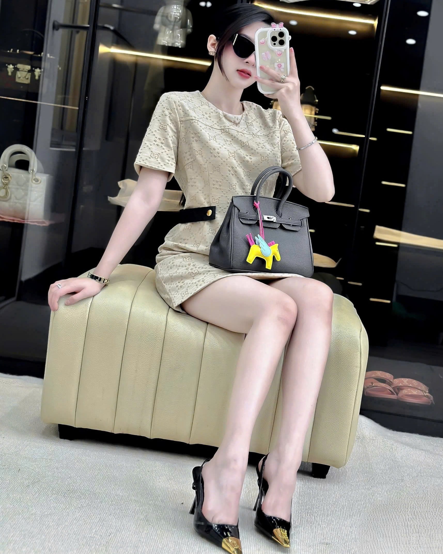 Áo đầm Gucci màu kem phối đen thắt lưng dáng công sở 8