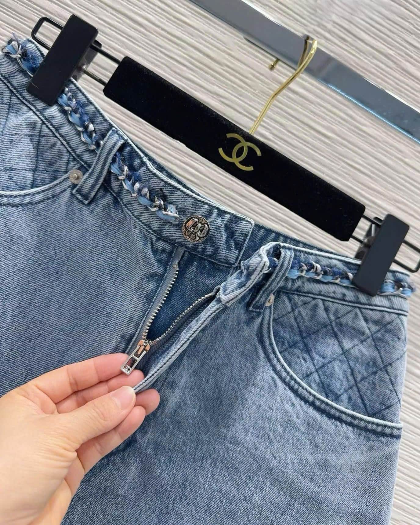 Quần short jean vải mền xanh Chanel 5