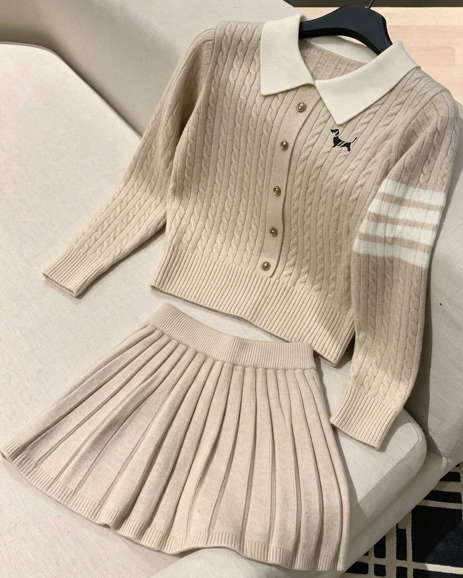 Set áo phối cổ sơ mi váy xếp ly len Thom Browne 3