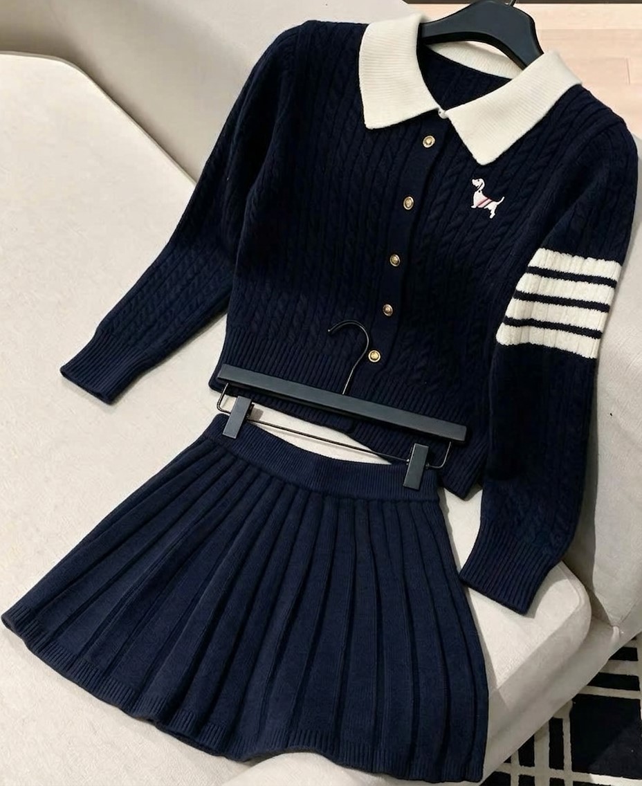 Set áo phối cổ sơ mi váy xếp ly len Thom Browne 7