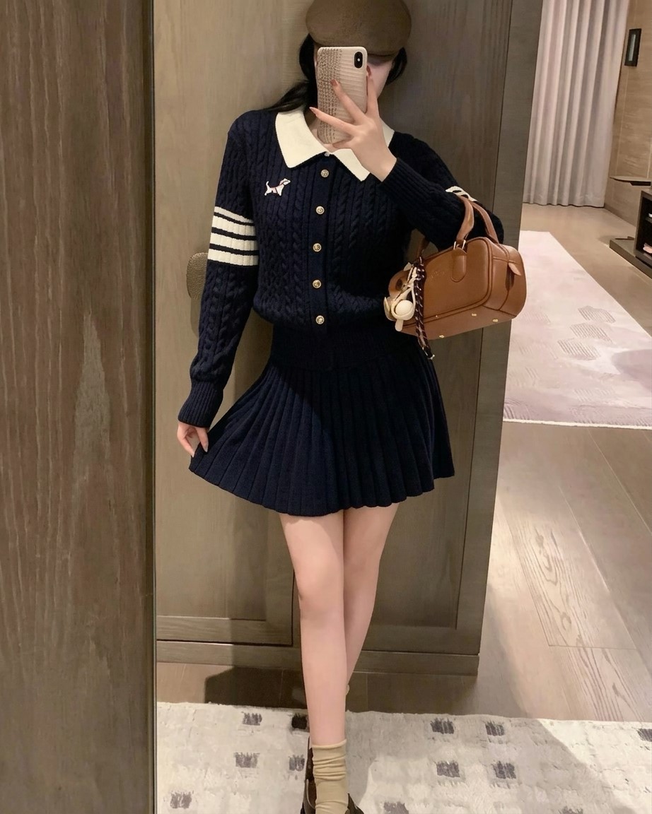 Set áo phối cổ sơ mi váy xếp ly len Thom Browne 8
