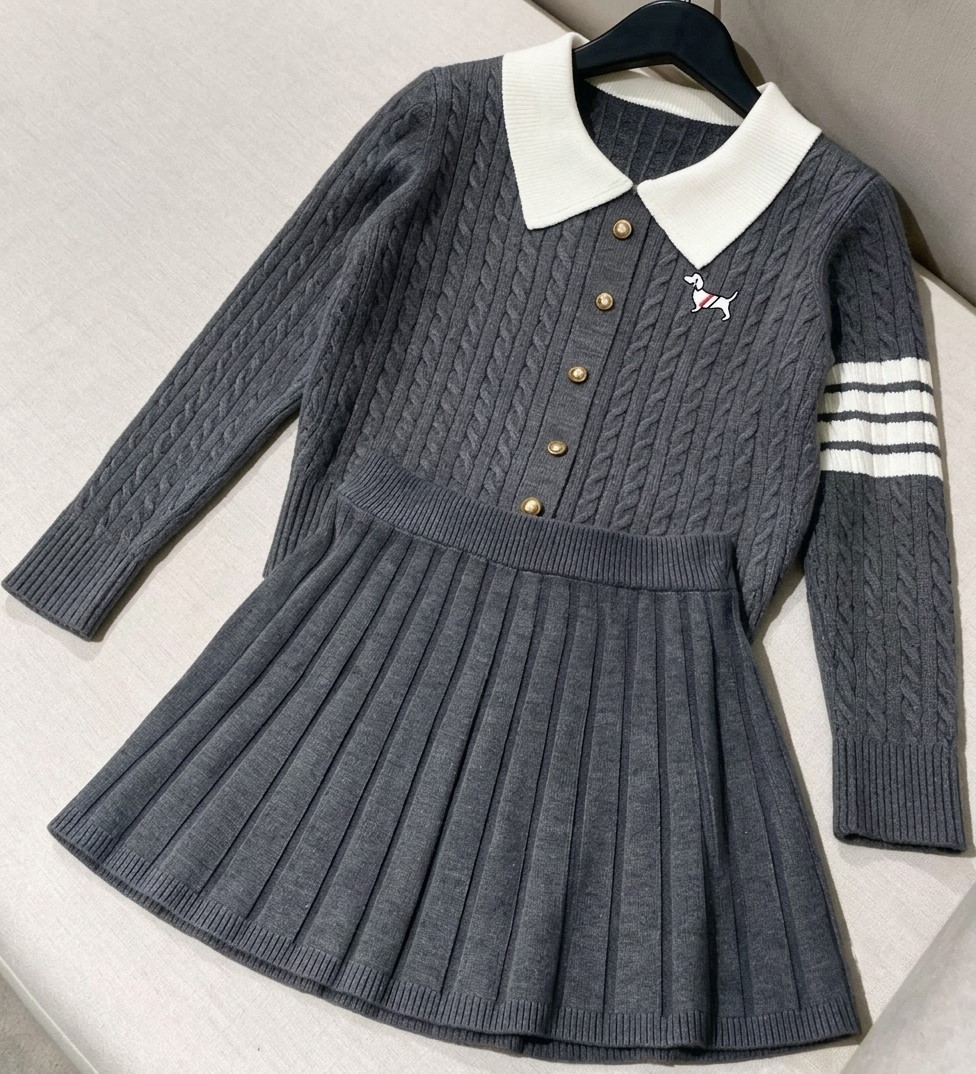 Set áo phối cổ sơ mi váy xếp ly len Thom Browne 4