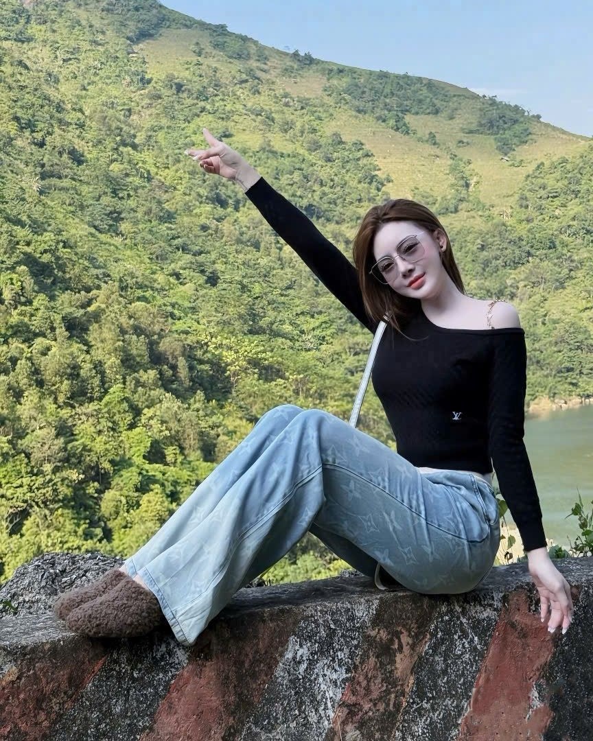 Áo thun nữ LV trễ vai phối kim loại 11
