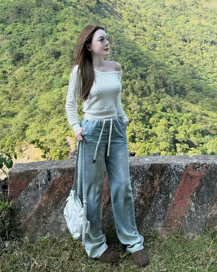 Áo thun nữ LV trễ vai phối kim loại 13