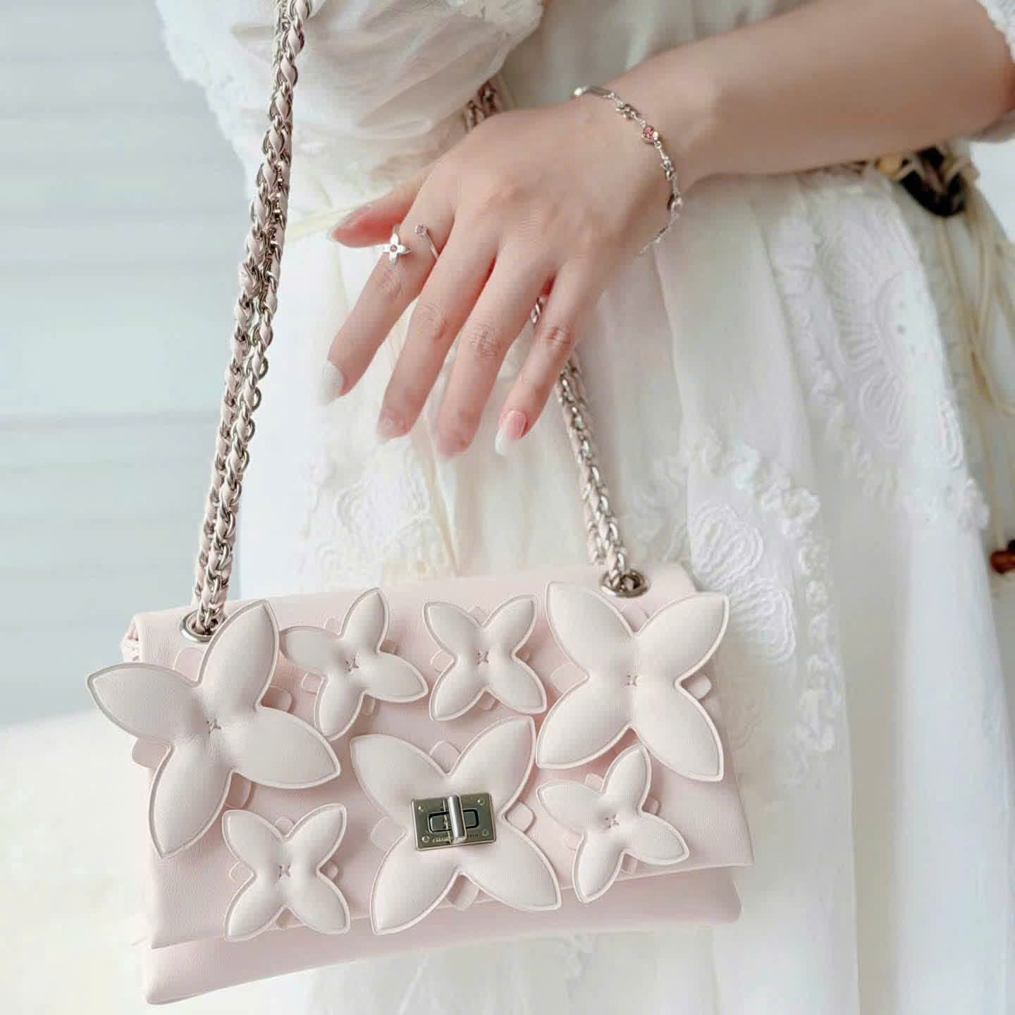 Túi đeo vai Charles Keith Flower Chain Shoulder Bag With Jewellery Set Soft Pink CK17-20271828 17