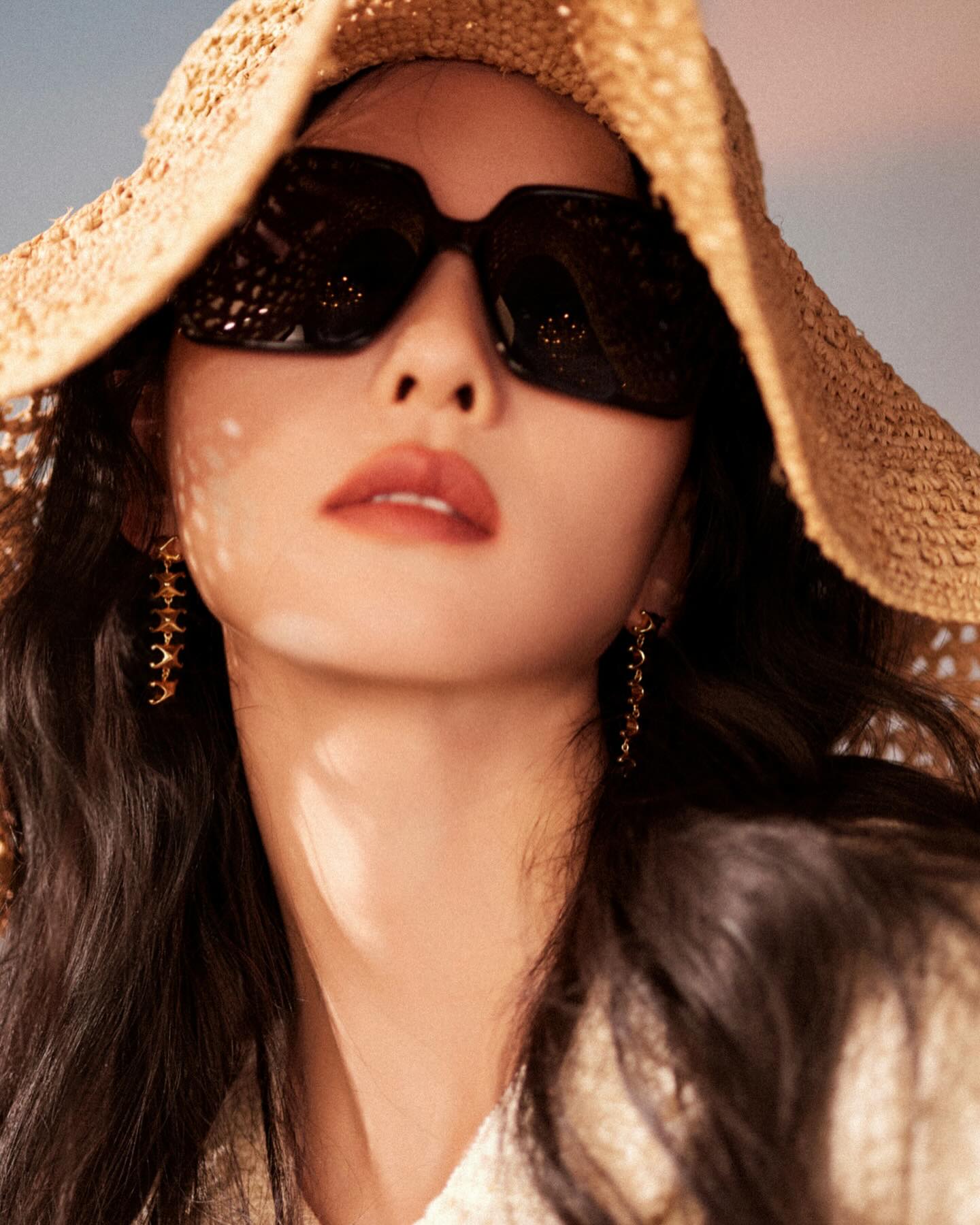 Mắt kính Celine Triomphe 16 sunglasses in Acetate Black 11