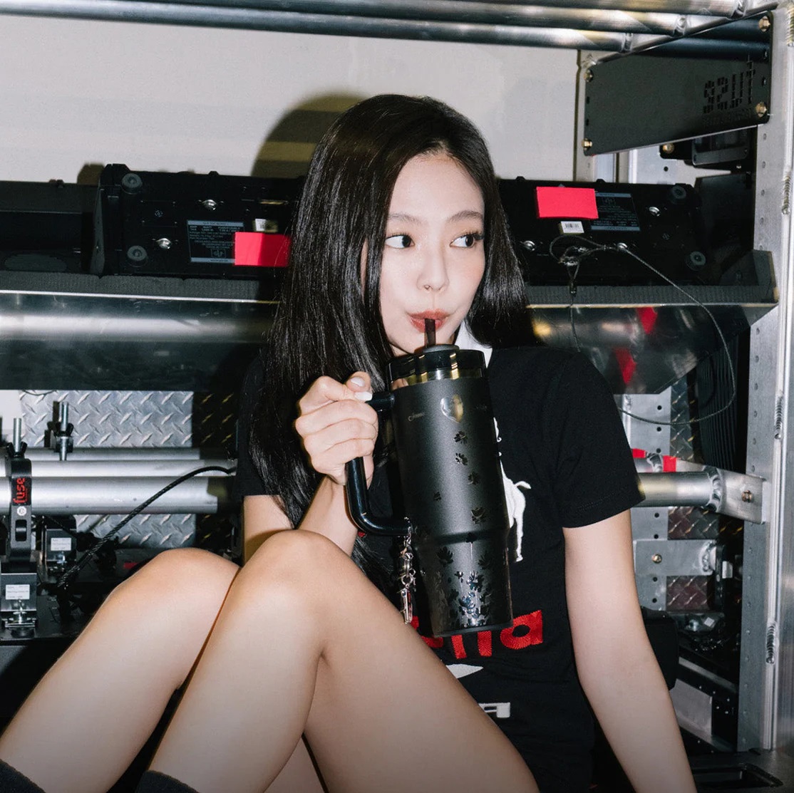 Ly giữ nhiệt Stanley x JENNIE Quencher H2.0 Luxe Tumbler Midnight Ruby 3